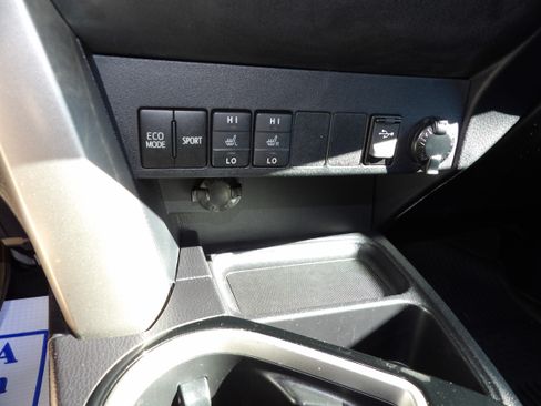 Used 2017 Toyota RAV4 Limited image 13