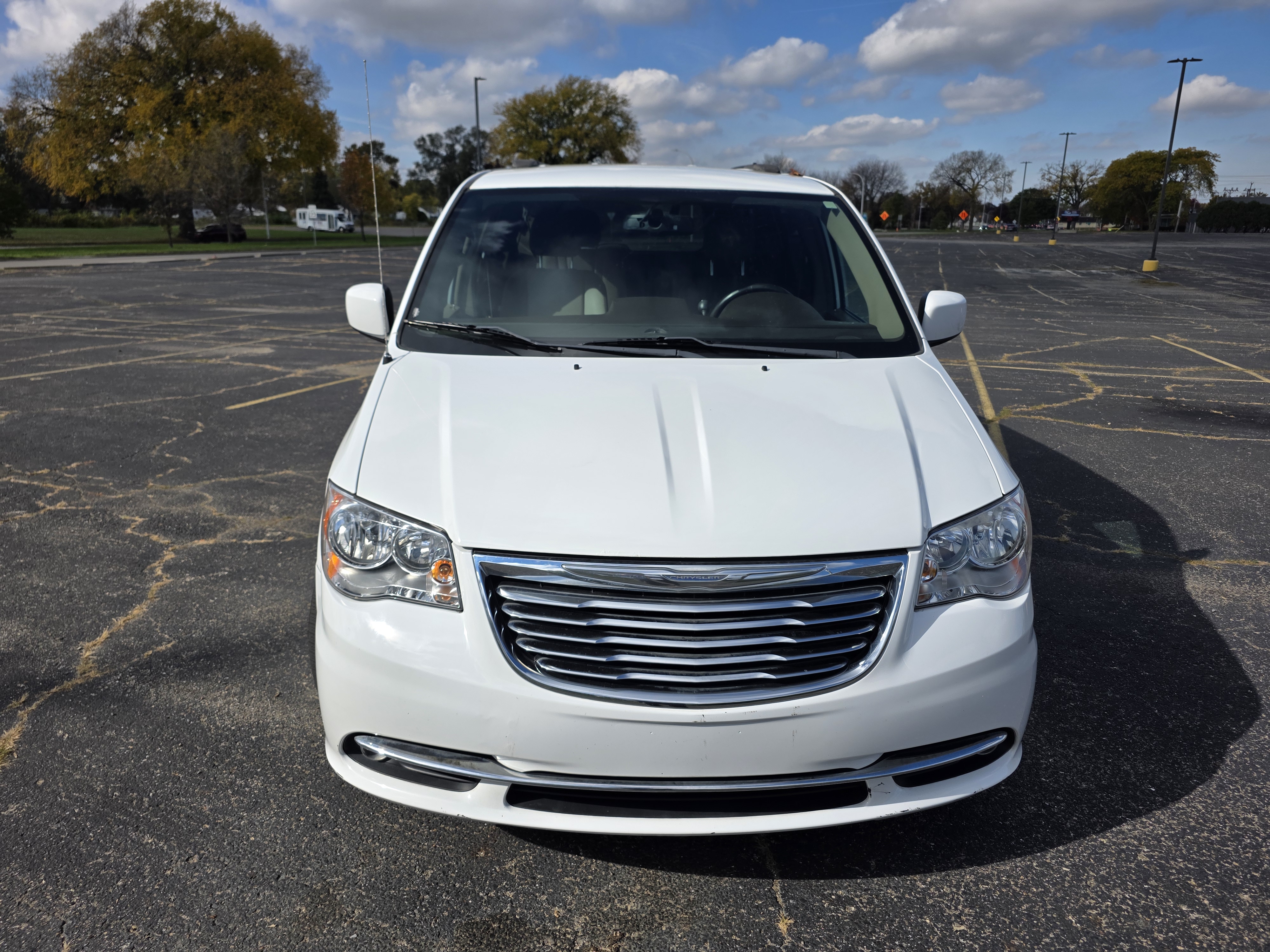 Used 2016 Chrysler Town & Country Touring FWD image 4