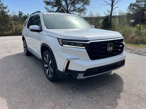 Used 2025 Honda Pilot Touring image 2