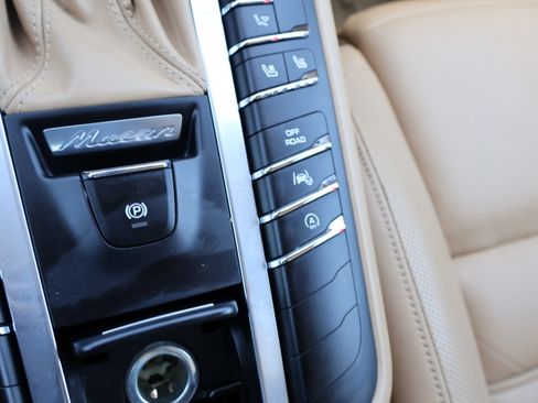 Used 2016 Porsche Macan Turbo image 33