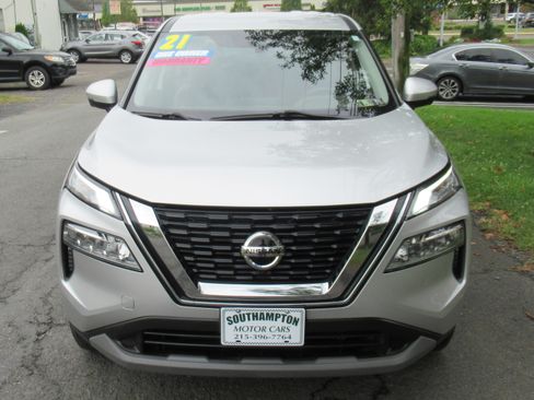 Used 2021 Nissan Rogue SV image 3