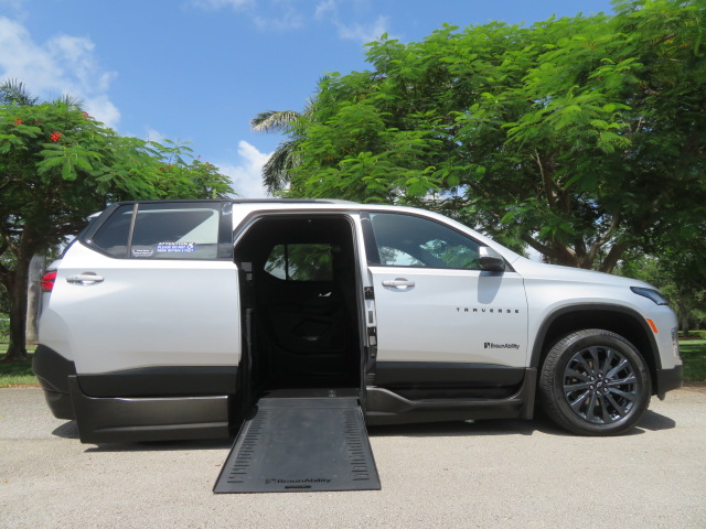 Used 2022 Chevrolet Traverse FWD RS image 2