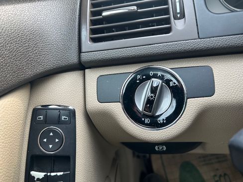 Used 2010 Mercedes-Benz C 300 Sport image 13