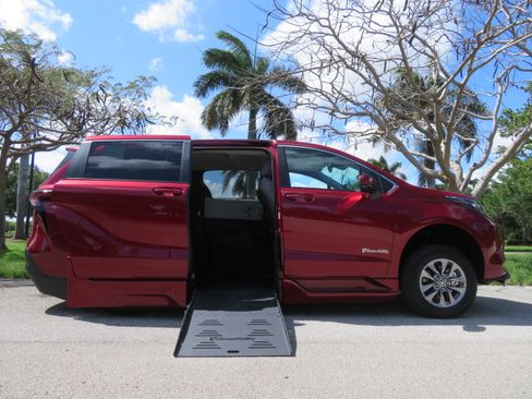 Used 2026 Toyota Sienna LE FWD image 34