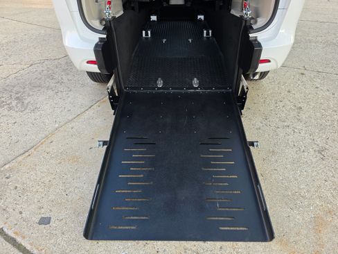 Used 2022 Chrysler Voyager LX image 16