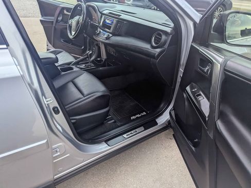 Used 2018 Toyota RAV4 SE image 18