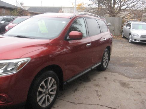 Used 2014 Nissan Pathfinder SV image 1