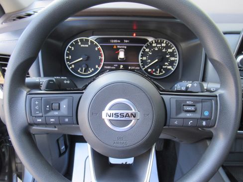 Used 2021 Nissan Rogue SV image 11