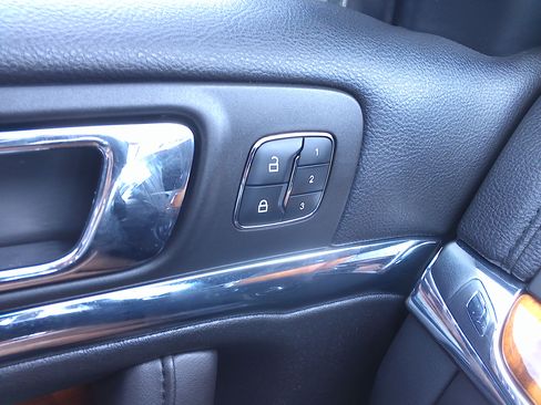 Used 2013 Lincoln MKS image 24