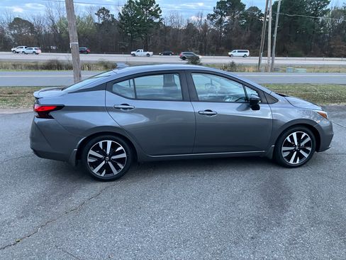 Used 2021 Nissan Versa SR image 5