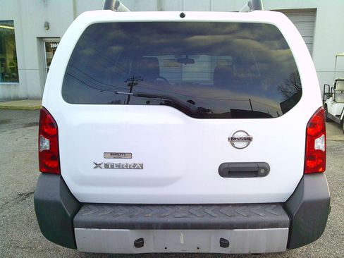 Used 2011 Nissan Xterra X image 4