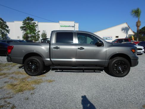 Used 2019 Nissan Titan SV image 4
