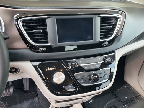 Used 2023 Chrysler Voyager LX image 12