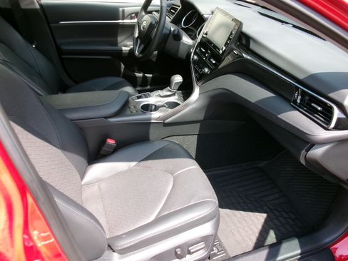 Used 2023 Toyota Camry XLE FWD image 9