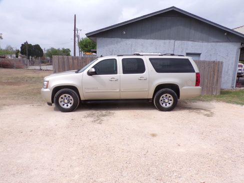 Used 2014 Chevrolet Suburban LT image 2