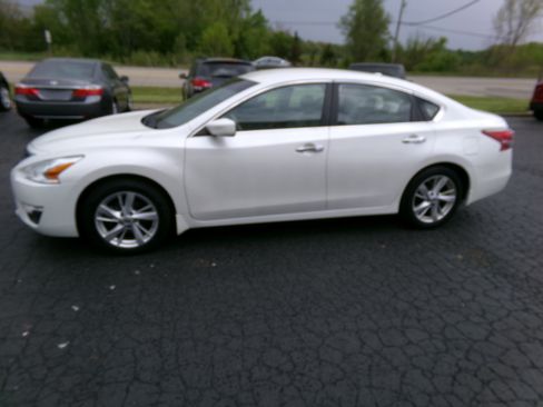 Used 2013 Nissan Altima SV FWD image 2