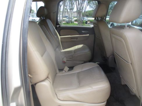 Used 2009 Chevrolet Suburban LTZ image 12