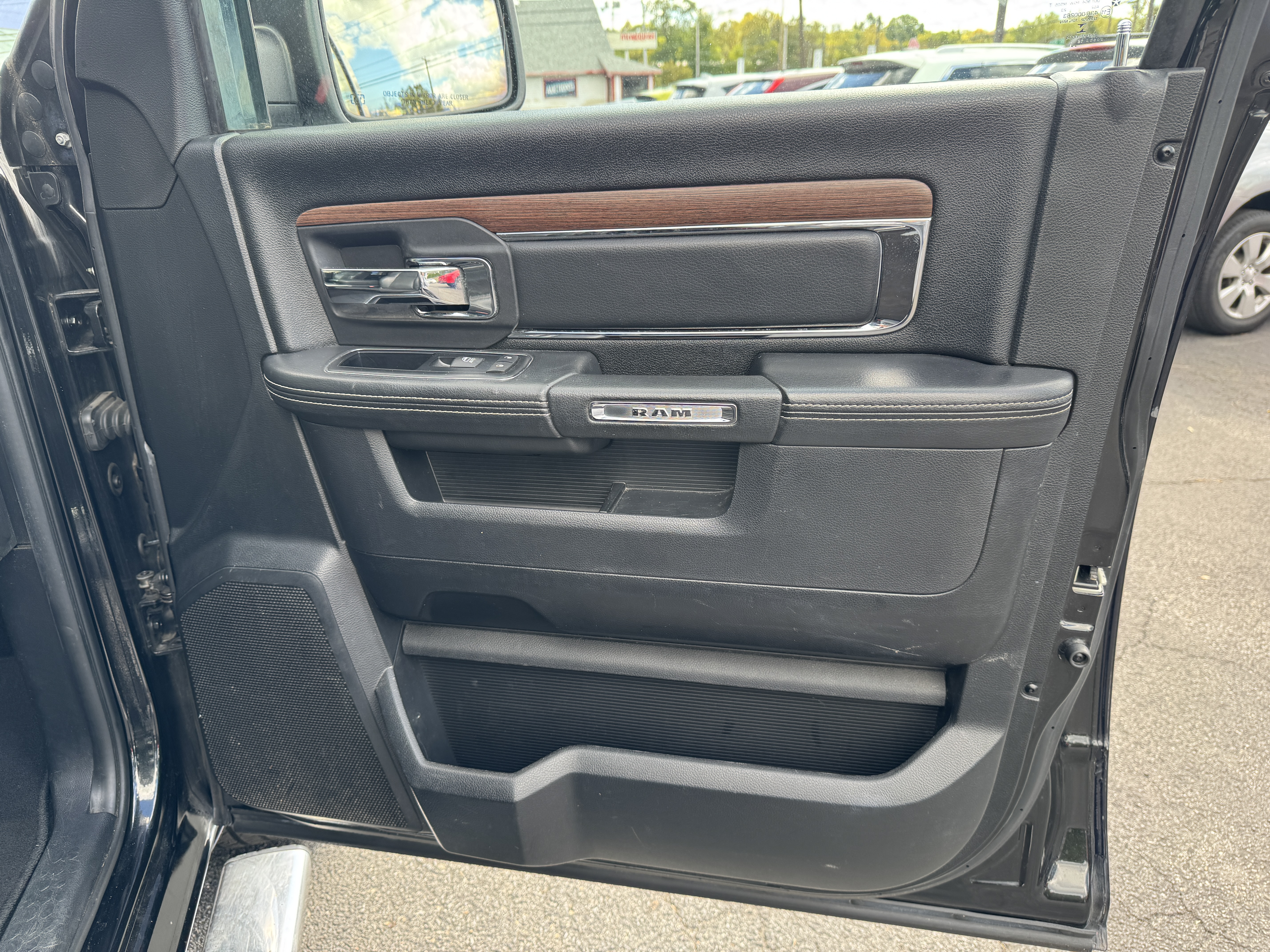 Used 2015 RAM 1500 4x4 Crew Cab Laramie image 17