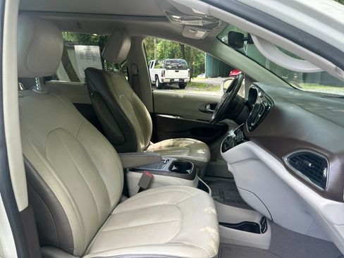 Used 2019 Chrysler Pacifica Touring-L Plus FWD image 28