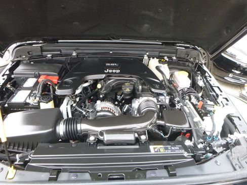 Used 2018 Jeep Wrangler Unlimited Sahara image 31