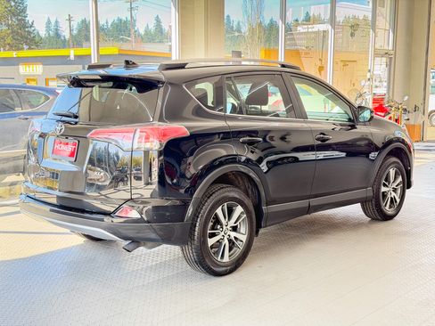 Used 2018 Toyota RAV4 XLE image 4