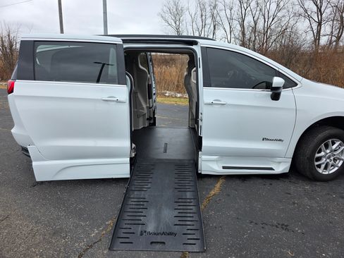 Used 2021 Chrysler Voyager LXi image 2