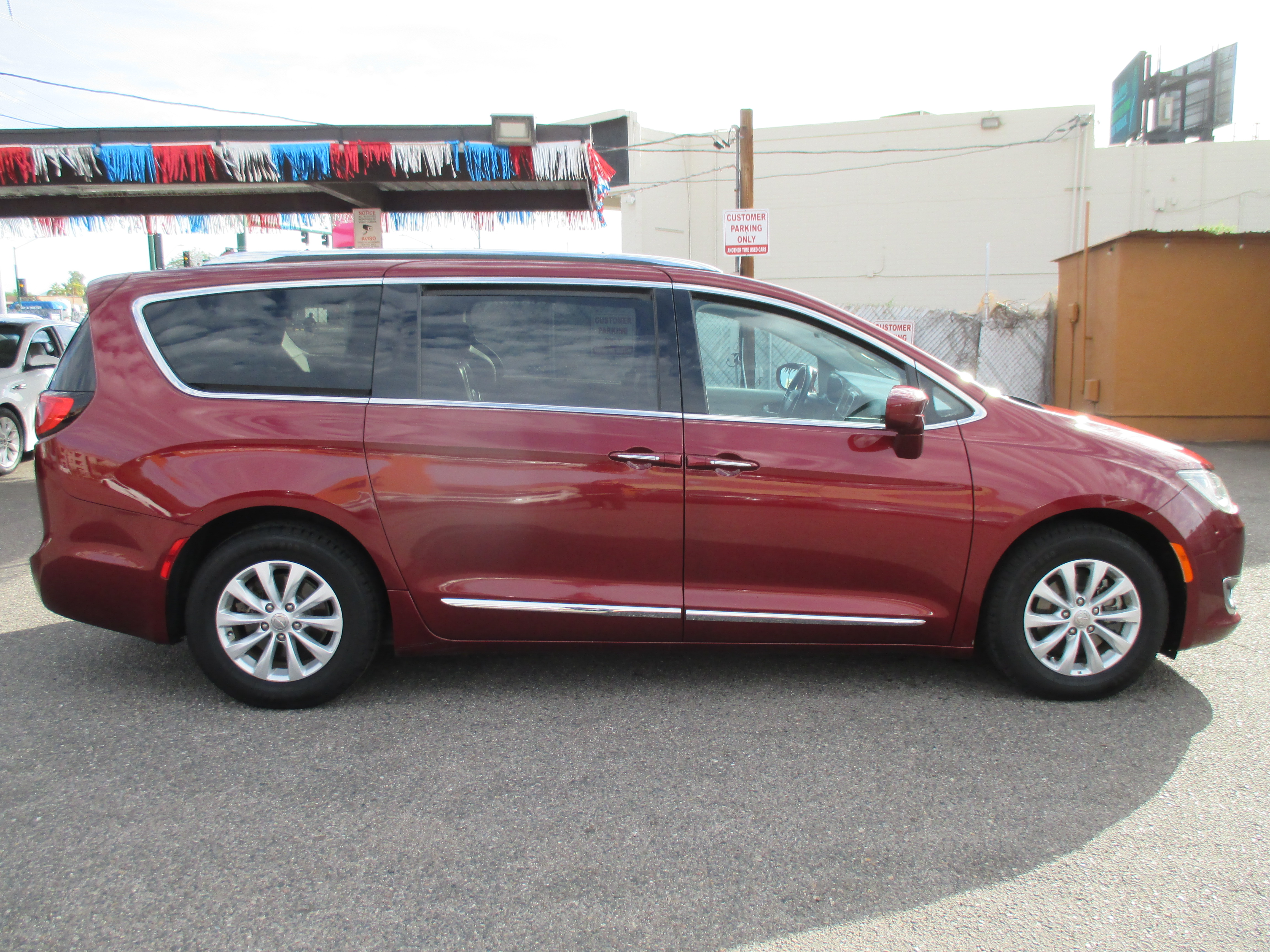 Used 2019 Chrysler Pacifica Touring-L FWD image 2