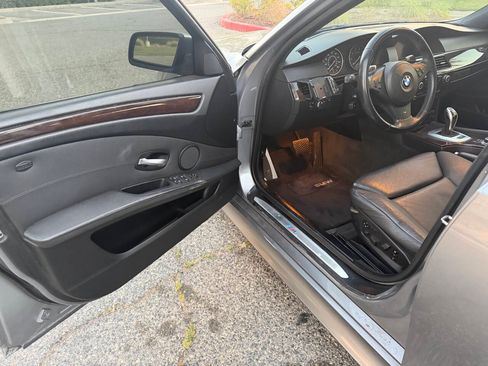 Used 2010 BMW 550i w/ M-Sport Package RWD image 22