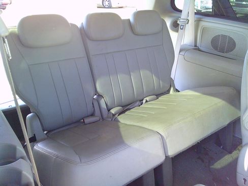 Used 2007 Chrysler Town & Country Touring image 8