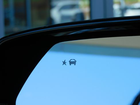 Used 2025 Chevrolet Suburban Z71 image 32