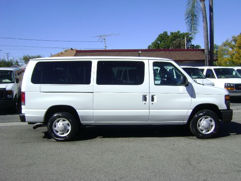Used 2008 Ford E-350 and Econoline 350 XLT image 2