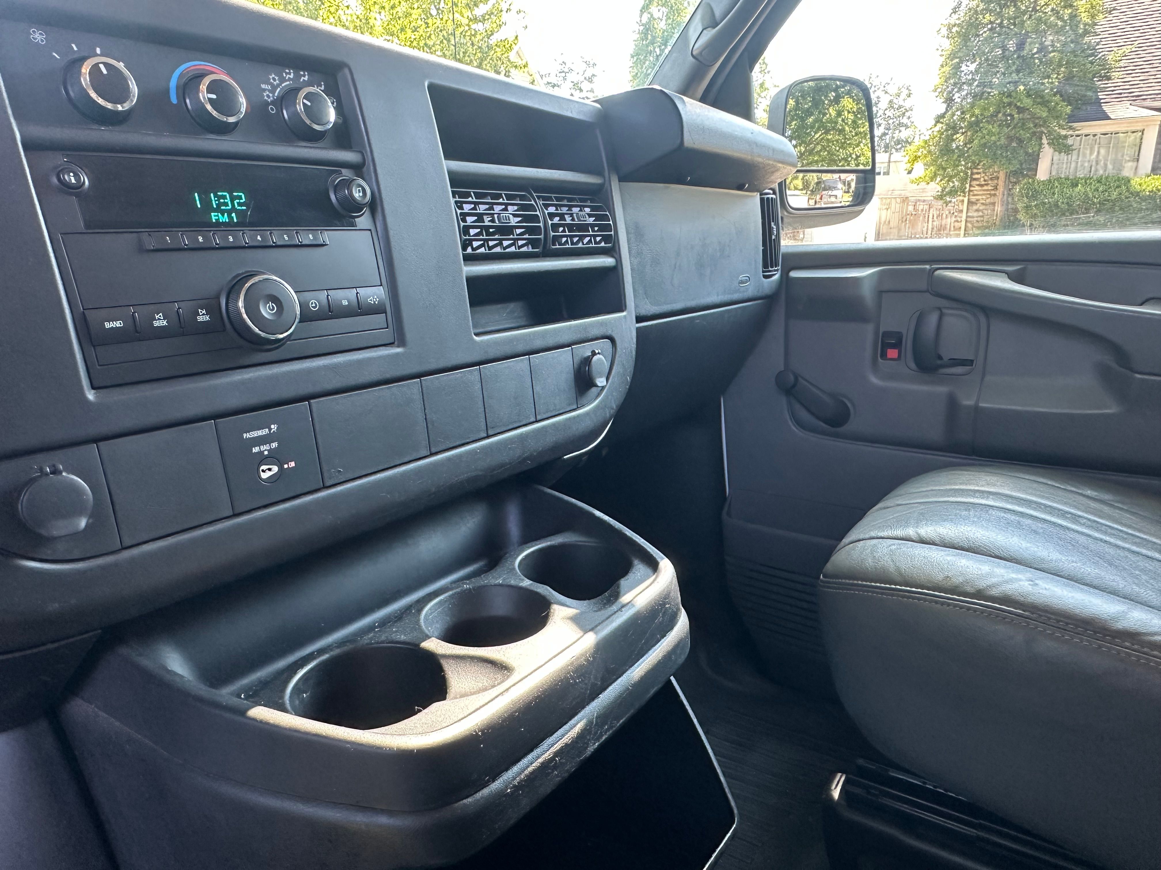 Used 2010 Chevrolet Express 2500 RWD image 9