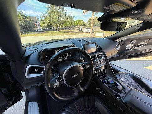 Used 2017 Aston Martin DB11 V12 Coupe RWD image 16