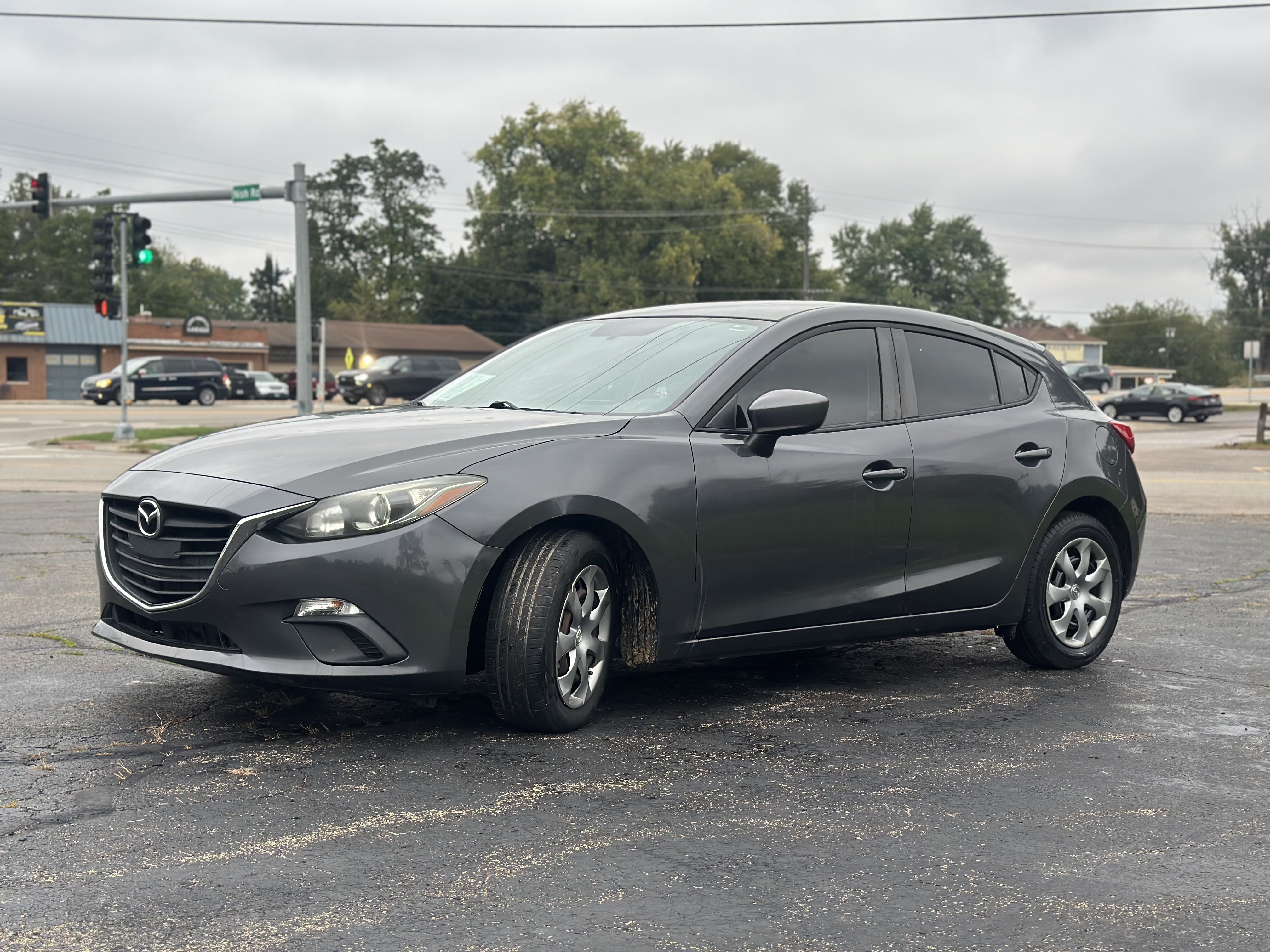 Used 2016 MAZDA MAZDA3 i Sport Hatchback FWD image 3