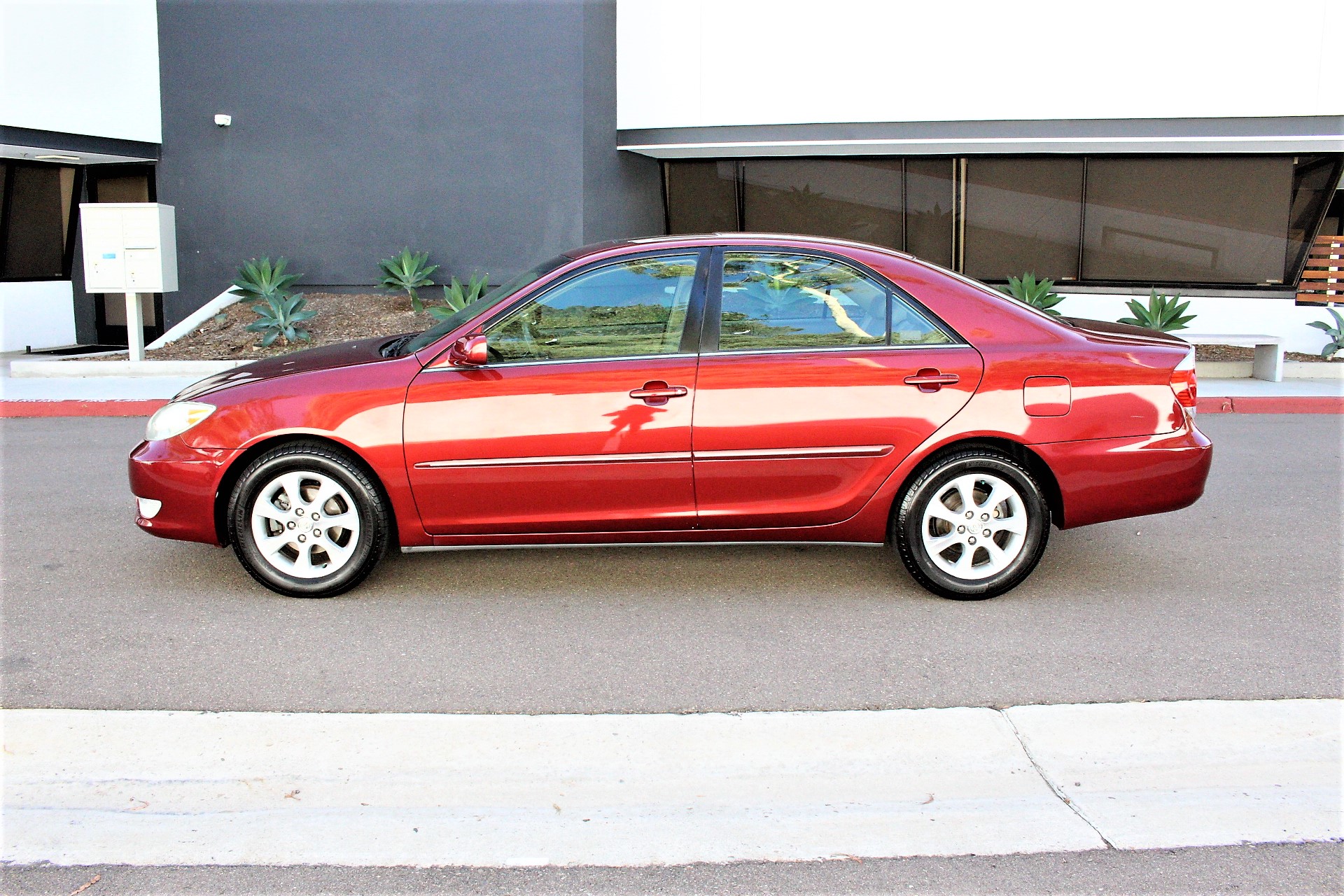 Used 2005 Toyota Camry XLE FWD image 5