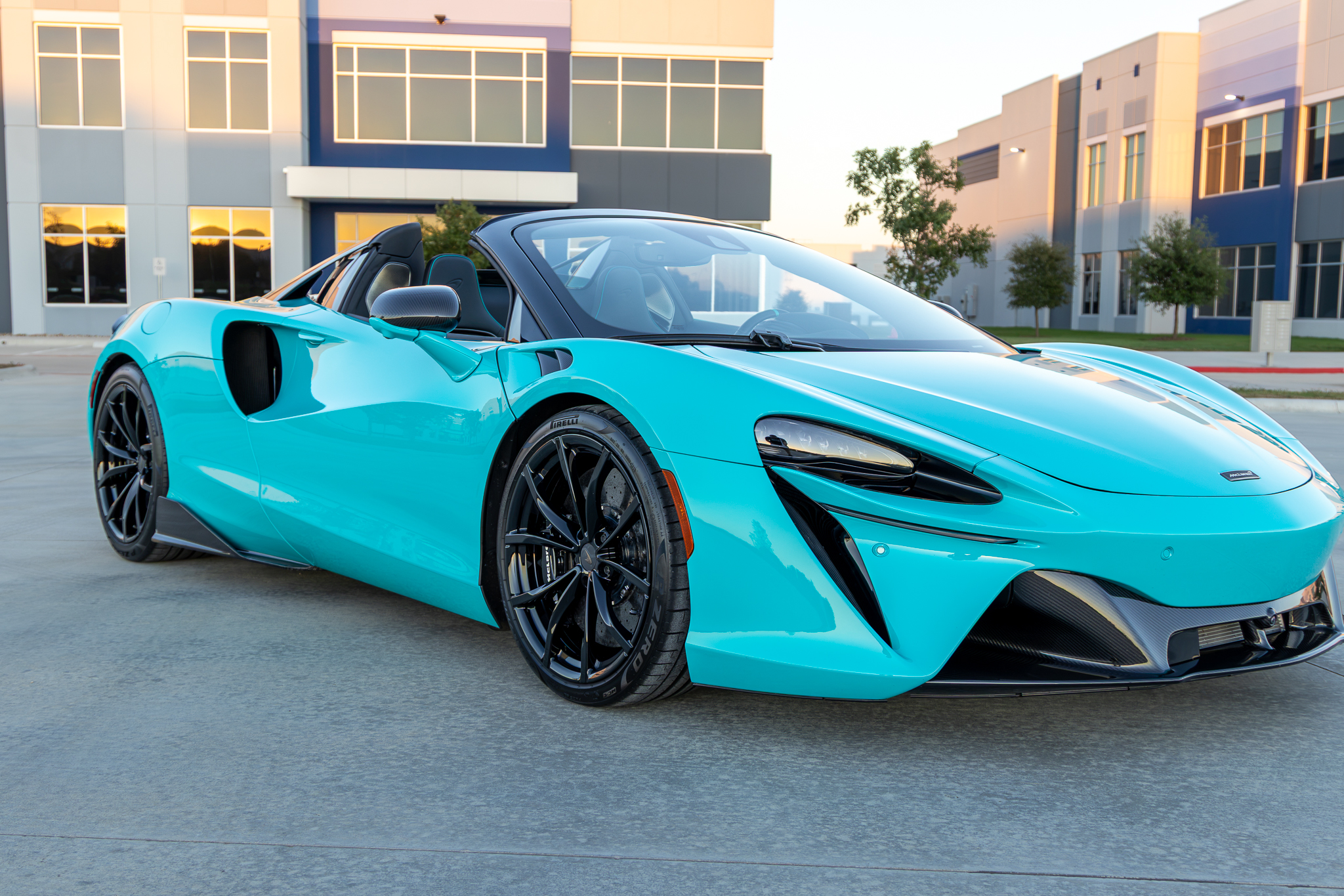 Used 2025 McLaren Artura Spider RWD image 3