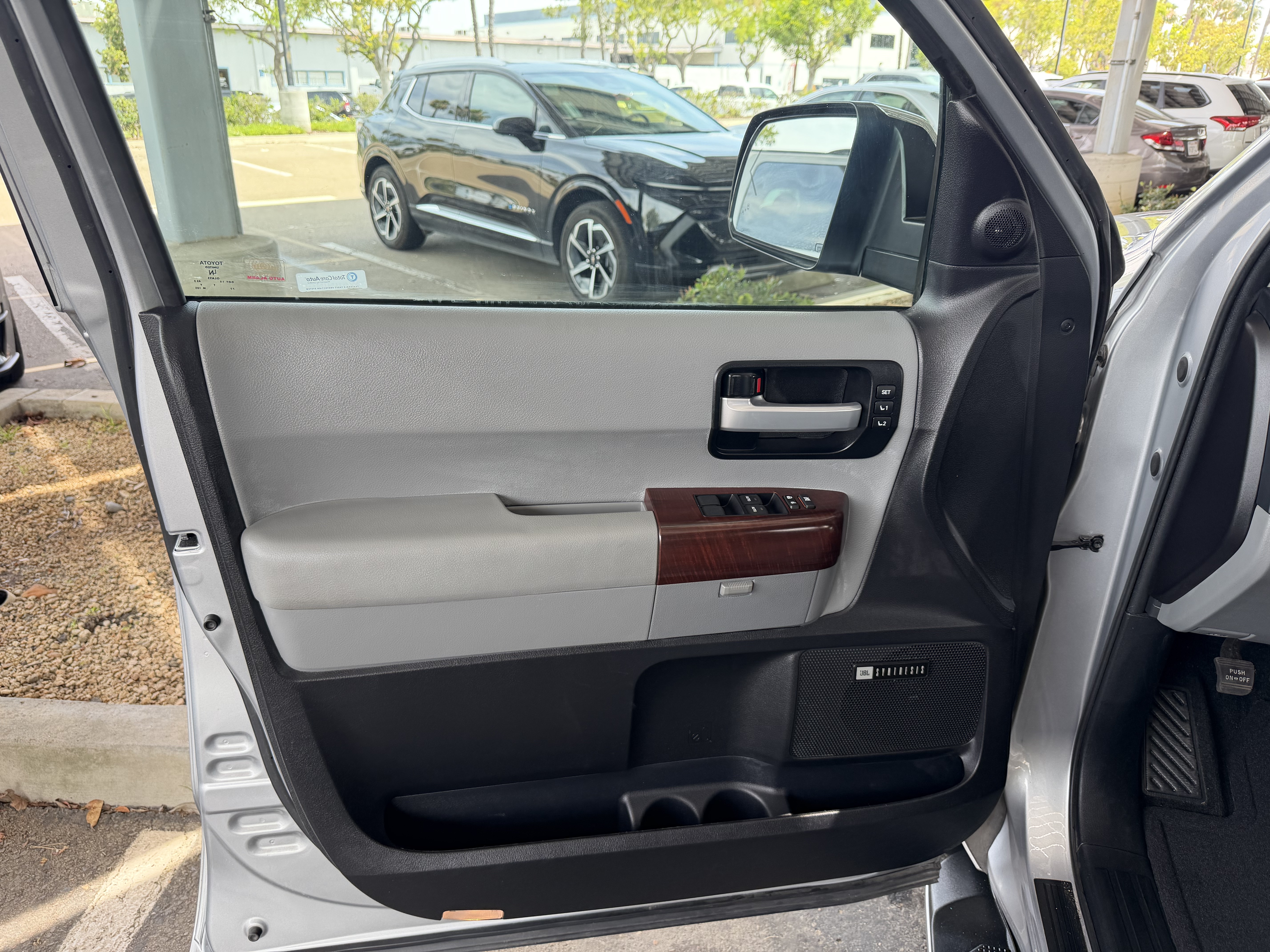 Used 2016 Toyota Sequoia Platinum AWD/4WD image 19