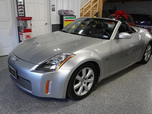 Used 2004 Nissan 350Z Touring image 2