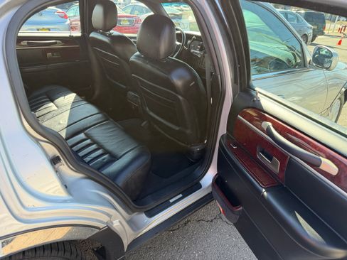 Used 2005 Lincoln Town Car Signature image 18