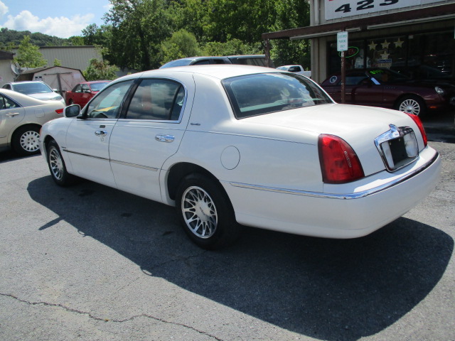 Used 2000 Lincoln Town Car Signature RWD image 8
