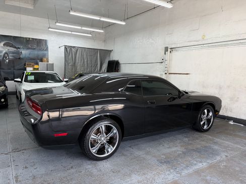 Used 2010 Dodge Challenger SE RWD image 9