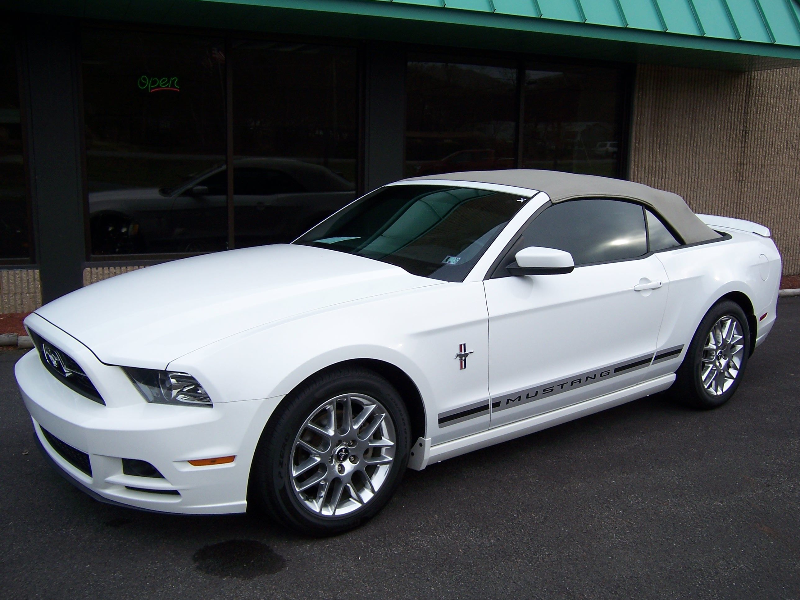 Used 2013 Ford Mustang Premium RWD image 1