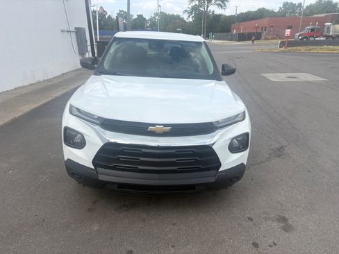 Used 2021 Chevrolet TrailBlazer AWD LS image 2