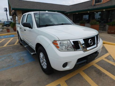 Used 2018 Nissan Frontier 2WD Crew Cab image 1