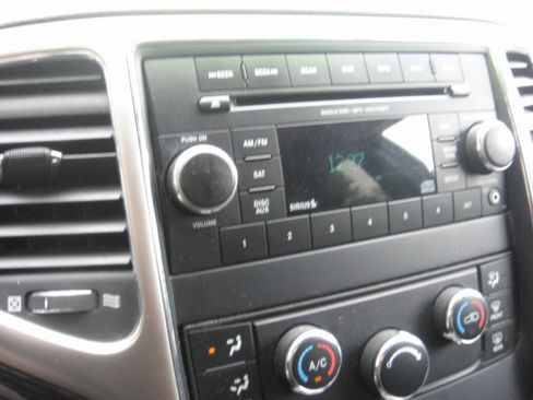 Used 2012 Jeep Grand Cherokee 4WD Laredo image 11