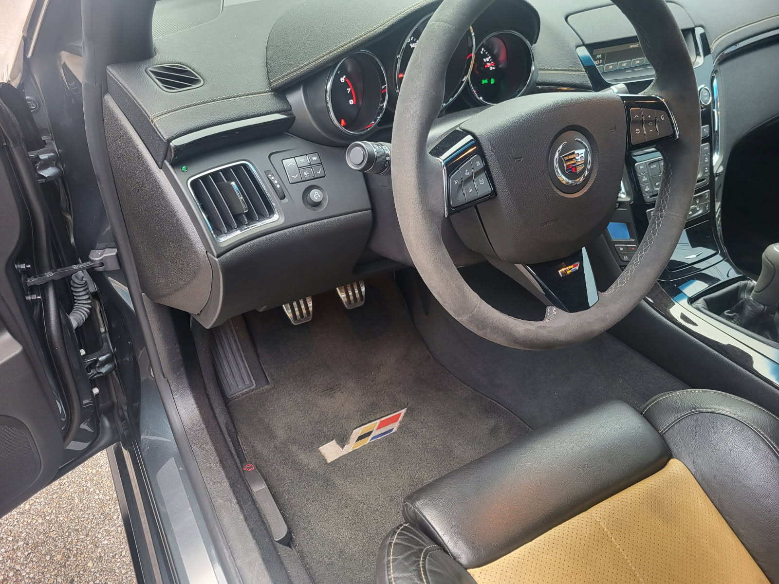 Used 2011 Cadillac CTS V Coupe RWD image 9