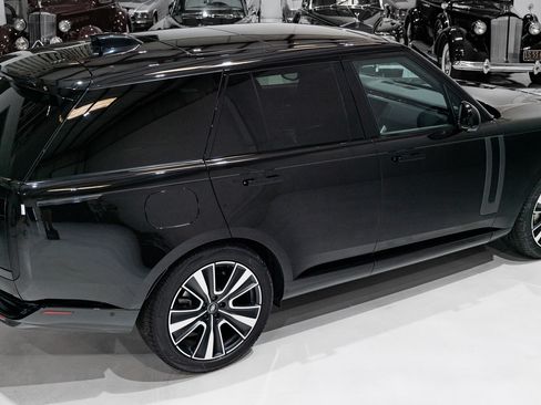 Used 2025 Land Rover Range Rover SE image 18