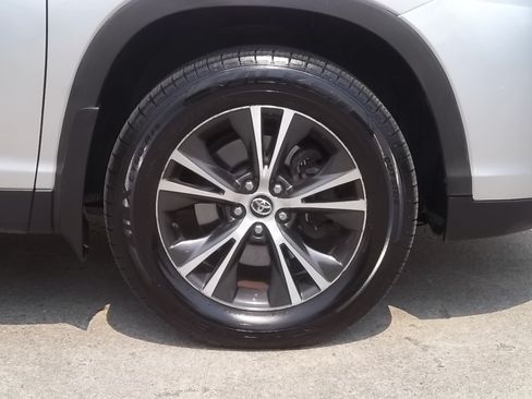Used 2019 Toyota Highlander AWD V6 image 15