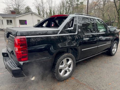 Used 2013 Chevrolet Avalanche LTZ image 4