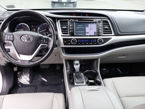 Used 2017 Toyota Highlander XLE image 19